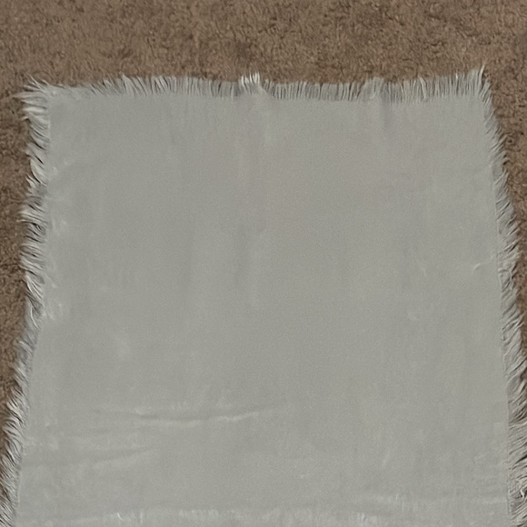 Free With $25 Purchase Gray/Silver Textured Scarf-17x79-Acrylic-Raw Edge-EUC - Picture 10 of 15